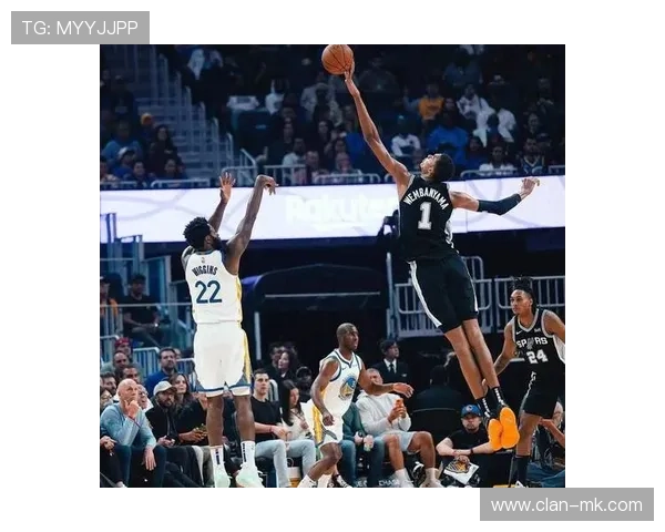 艾萨克展现惊人扣篮天赋，引爆赛场焦点